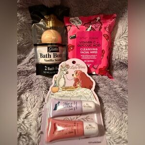 Betsey Johnson Vit C/Glycolic Cleansing Face Wipes,2 Lip Balms & Bath Bombs Set